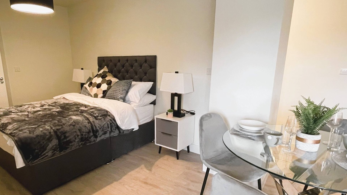 West Bromwich Apartment | Studio Apartment with Car Park, Gym, Lounge Room