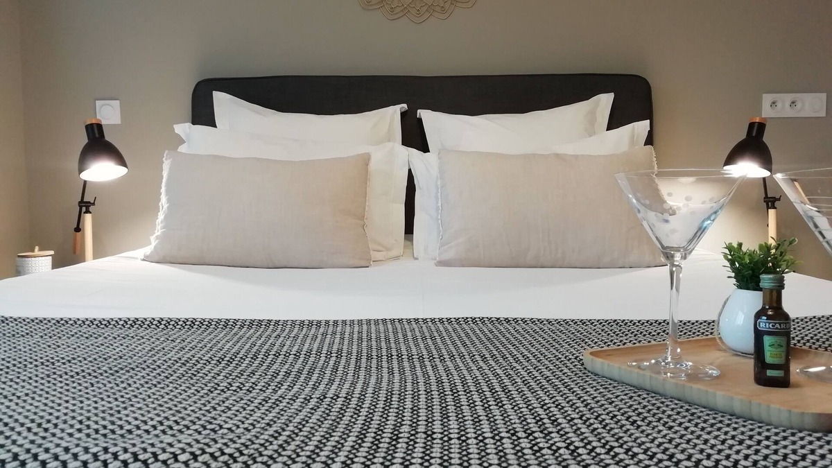 Eguilles Apartment | Studio apartment hotel, terrace, swimming pool, parking Aix en Pce - classified 3 stars