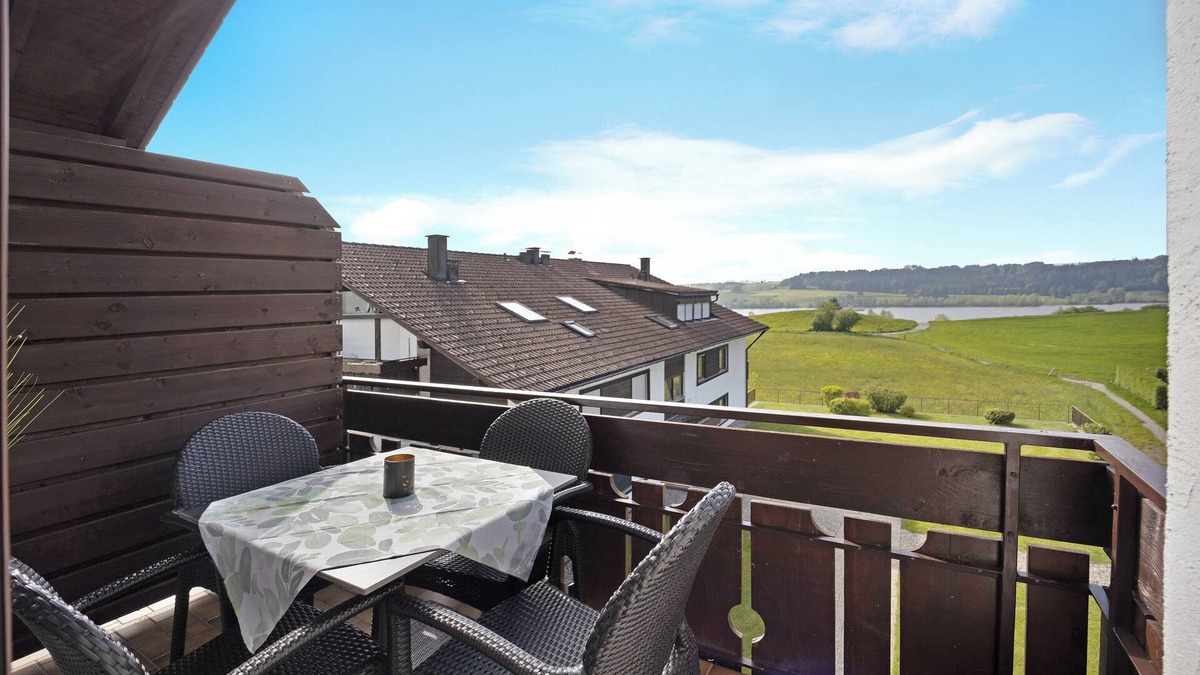 Oy-Mittelberg Apartment | Studio Apartment 'Loft Mit Seeblick Und Innenpool' with Lake View, Balcony and Wi-Fi