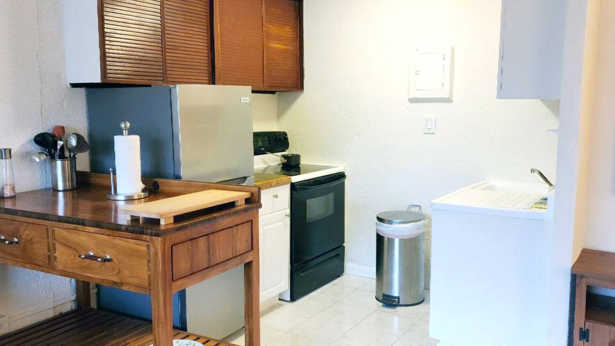 Queens Apartment | Studio Apartment on Tree-lined Street 2 minutes from Railroad and Restaurants