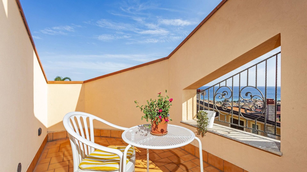 Furci Siculo House | Studio Apartment 'The Amphora Lodging' with Sea View, Wi-Fi and Air Conditioning