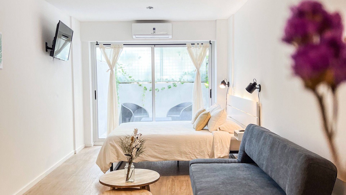 Saavedra Apartment | Studio apartment with balcony, terrace and pool