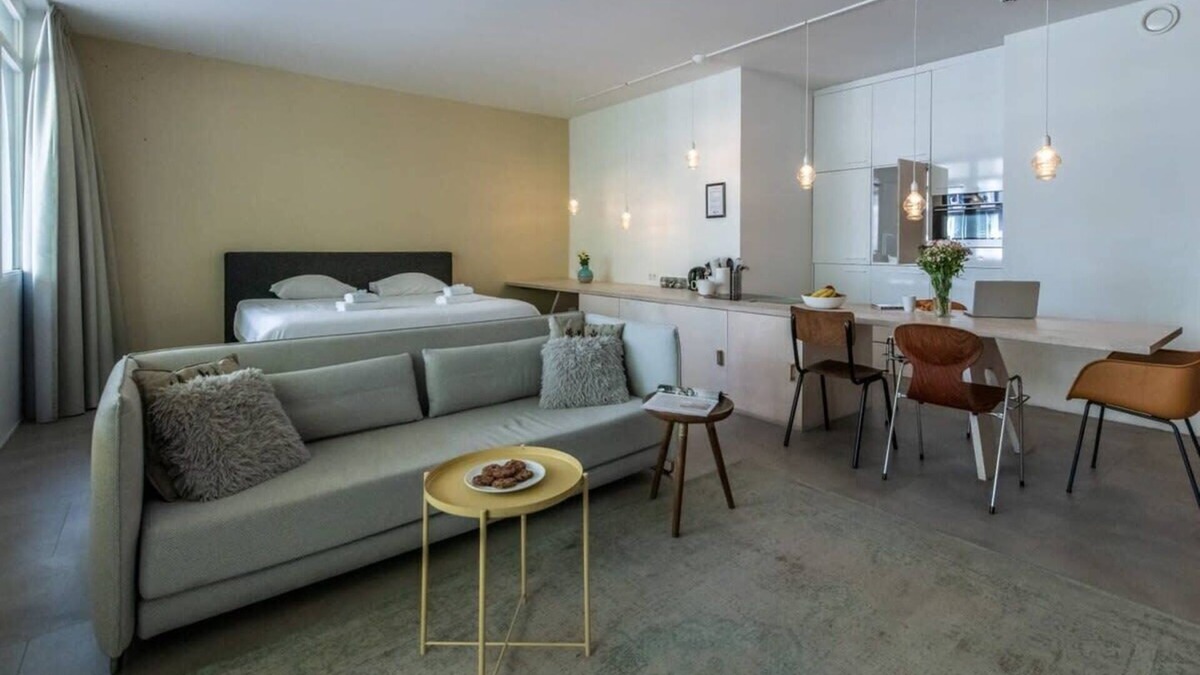 Westpoort Apartment | Studio Apartment with Balcony