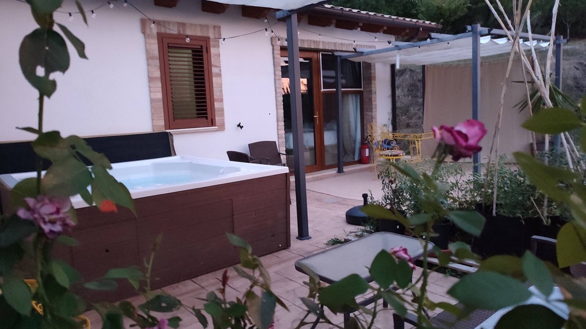 Penne Apartment | Studio apartment with hot tub and patio in peaceful countryside!