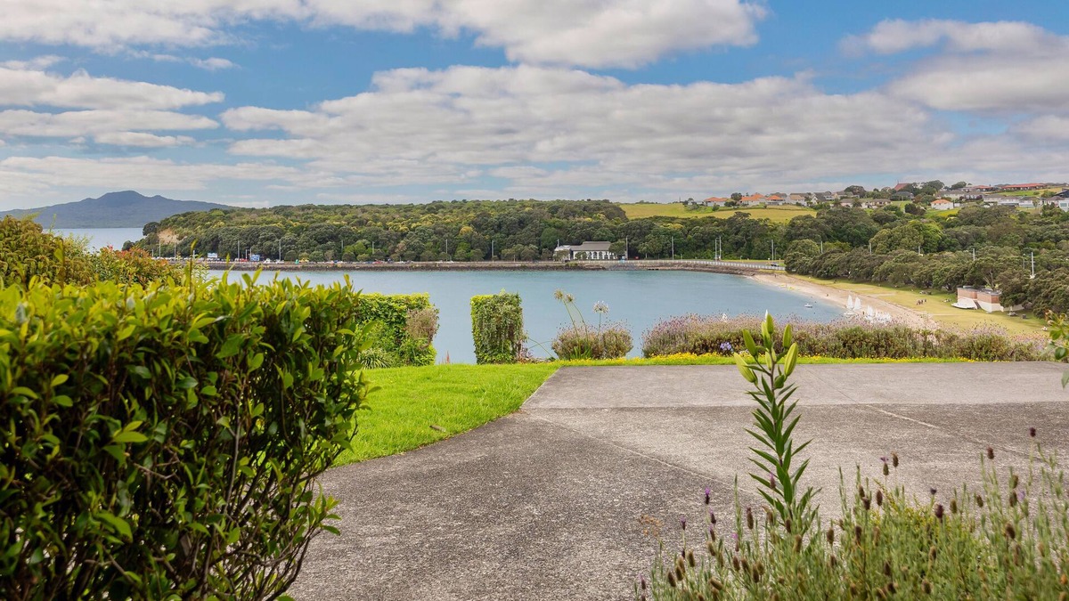 Orakei Apartment | Studio Apartment with Ocean Views on Paritai