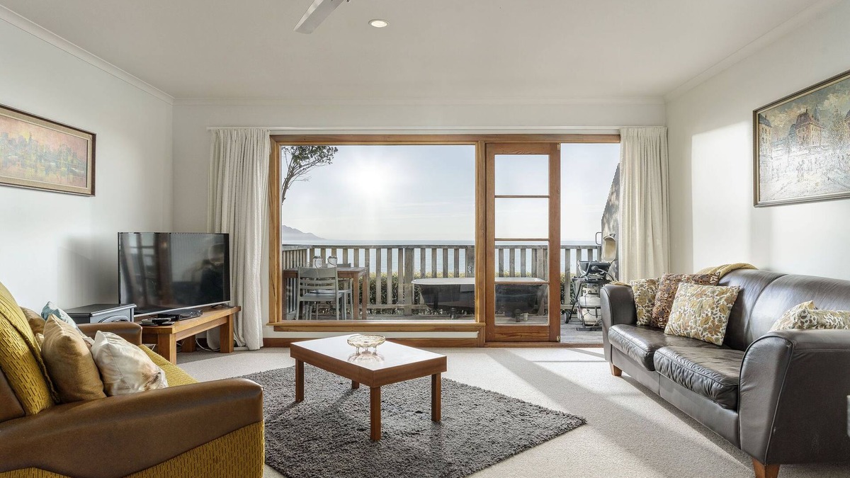 Kaikoura Apartment | Studio apartment with panoramic mountain and sea views