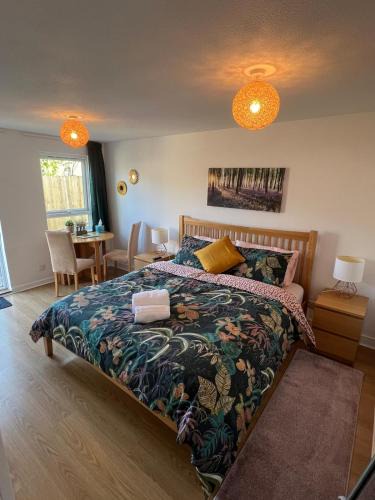 Carterton Apartment | Studio Apartment with spacious garden in Carterton