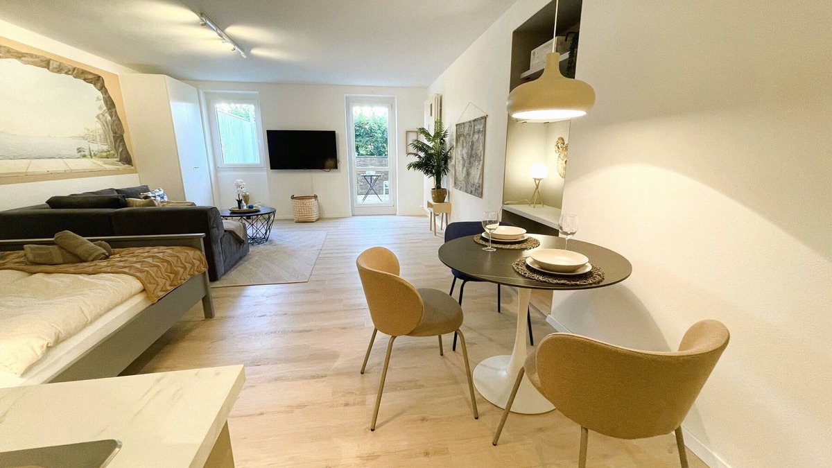 Straubing Apartment | Studio Apartment 'Zentral Mit Überdachter Terrasse' with Private Terrace and Wi-Fi