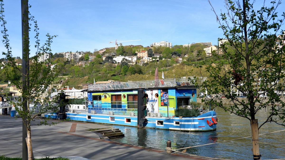 2nd Arrondissement Boat Rental | Studio barge, Le Carré, unusual, heart of Lyon, calm, pleasant, old Lyon,