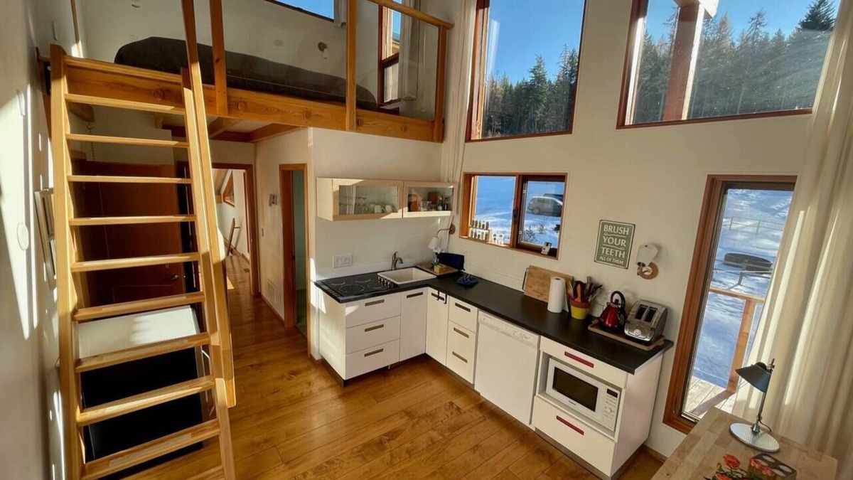 Central Okanagan Apartment | Studio Bird 2 or 4 guests with adjacent room
