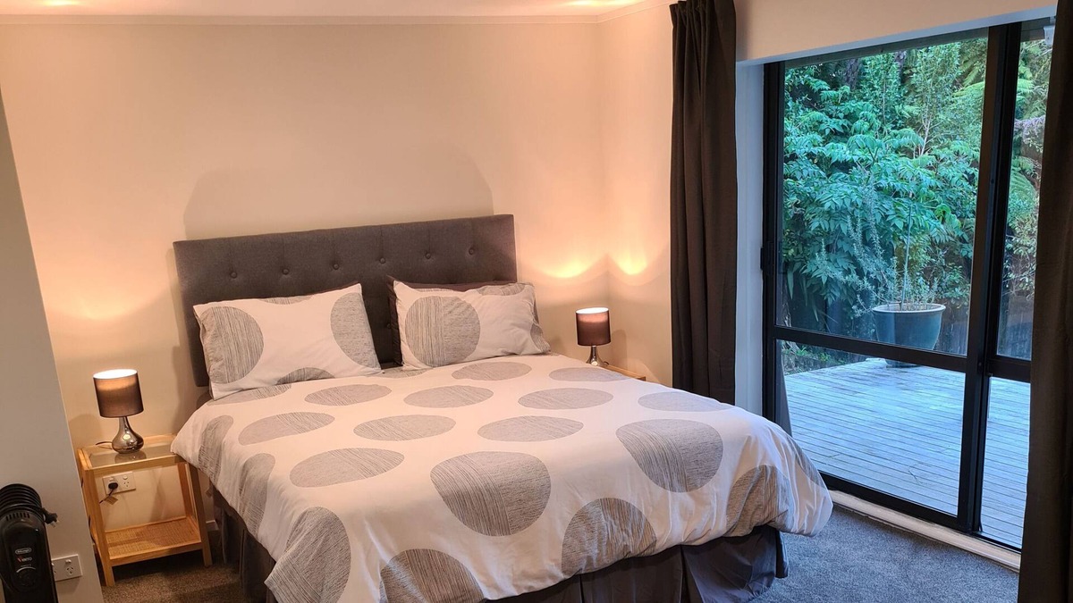 Browns Bay Apartment | Studio Browns Bay - newly refurbished