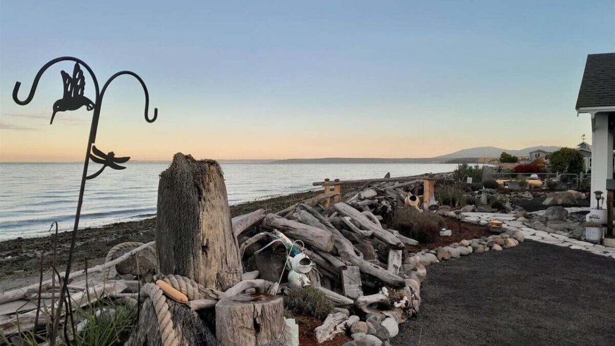 Sequim House | Studio By The Sea - Cozy Cottage With Fabulous Walk-Out Beach