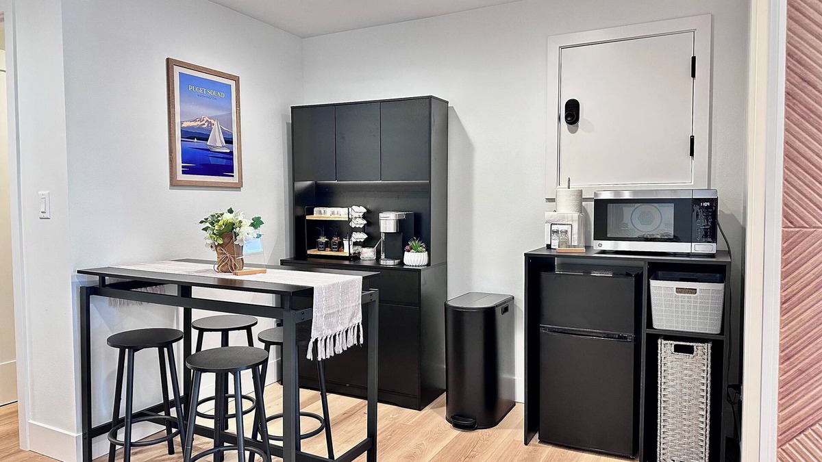 Broadview Apartment | Studio by the Sound - King Bed Fire Pit EV Charger Pet Friendly