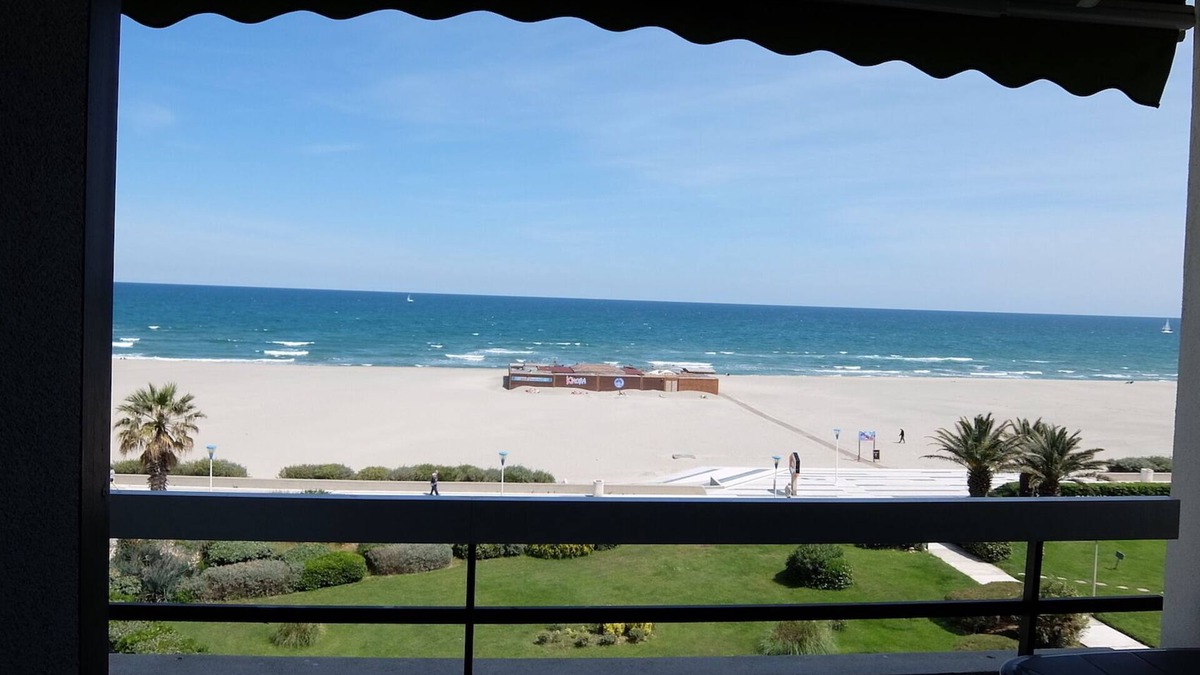 La Cote Radieuse Apartment | Studio cab 30m2 + 8m2 terrace facing the sea, private parking, air conditioning, WIFI