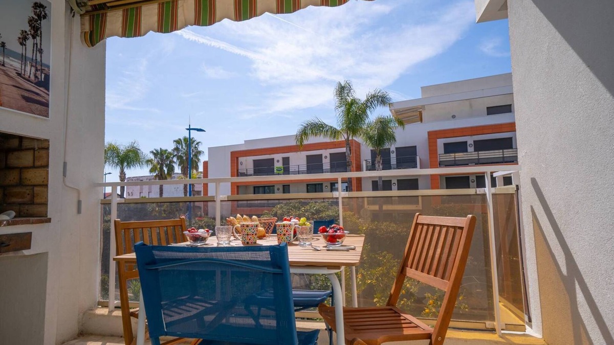 Villeneuve Loubet Beach Apartment | Studio cabin Sea view Air conditioning Wifi Private parking Shops and beach on foot