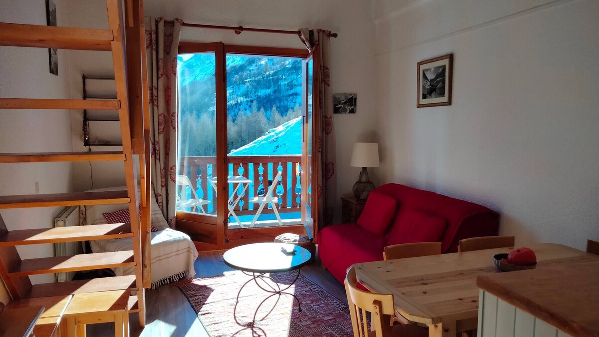 Valloire Apartment | Studio cabin + mezzanine for 4, south-facing, balcony