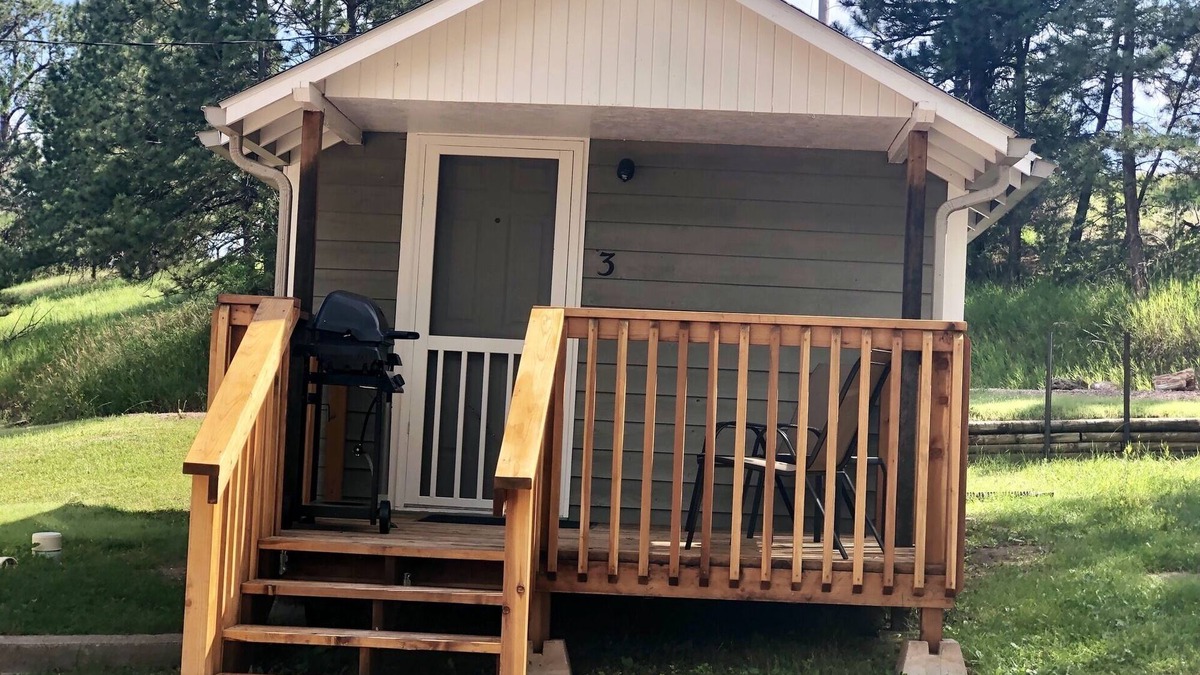 Hot Springs Cabin | Studio cabin on private lake, pet friendly
