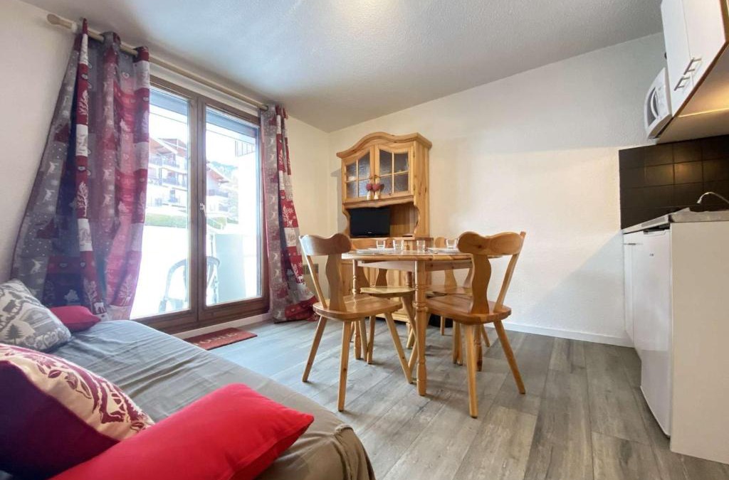 Praz-sur-Arly Apartment | Studio Cabine au Calme avec Terrasse à Praz-sur-Arly - 4 Personnes, Parking et Casier à Ski - FR-1-603-14