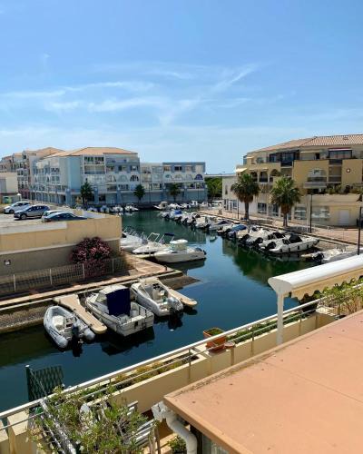 Sete Apartment | Studio cabine climatisé de 20m2 avec place de parking privée