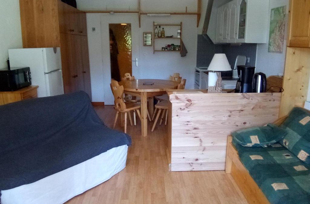 Correncon-en-Vercors Apartment | Studio cabine 28m² à Corrençon-en-Vercors, proche village, navettes, skis, nature, 4 pers, balcon - FR-1-515-140