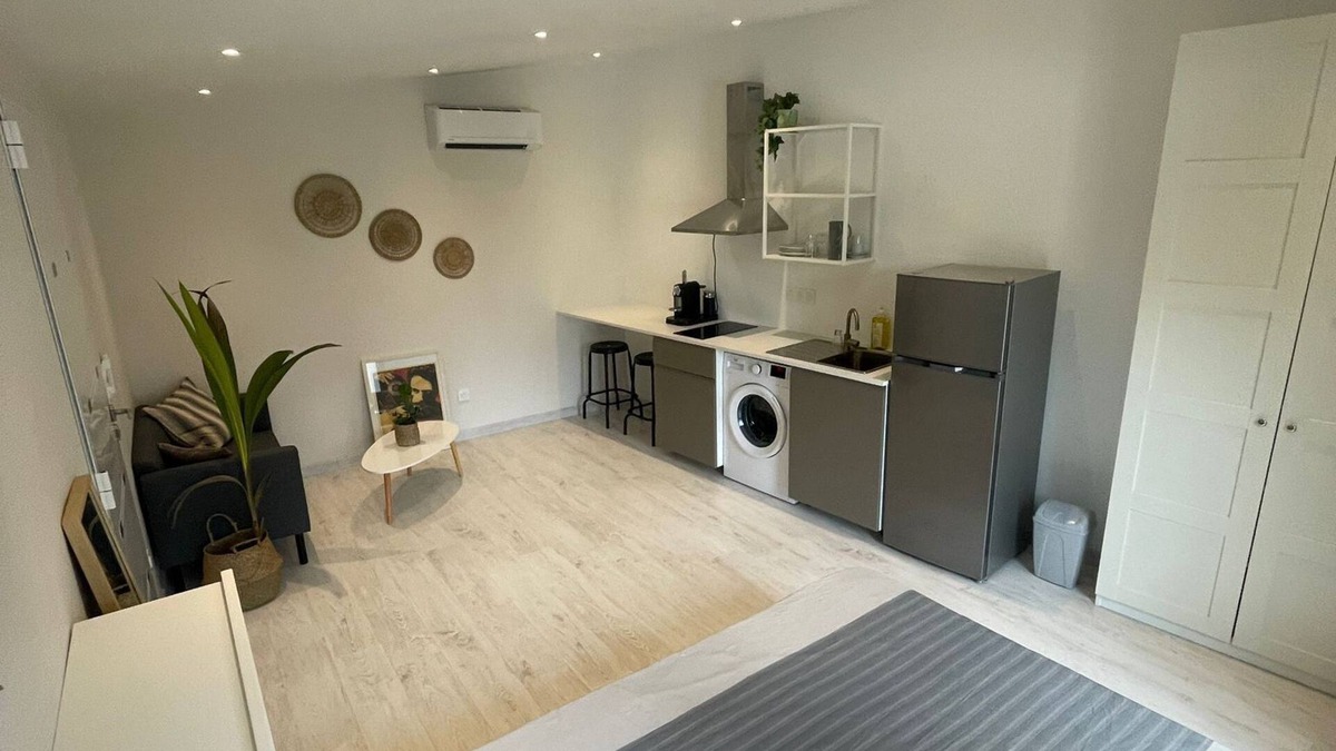 10th Arrondissement Apartment | Studio Calme Avec une Petite Terrasse Proximité Transport en Commun