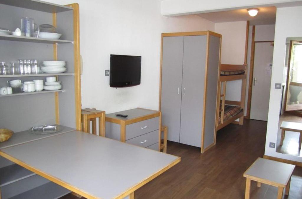 Brides-les-Bains Apartment | Studio Centre Brides-les-Bains : Balcon, Wi-Fi, Parking, Proche Télécabine & Thermes - FR-1-512-132