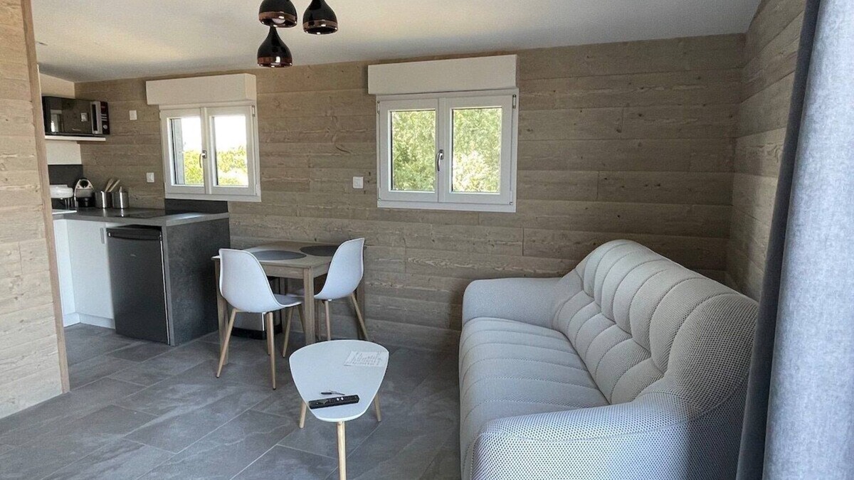 Les Attaques Apartment | Studio Charlie with Garden View
