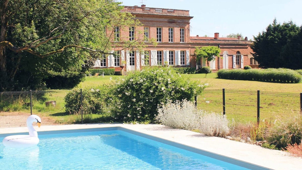 Castelsarrasin House | Studio Colonel - Sleeps 4