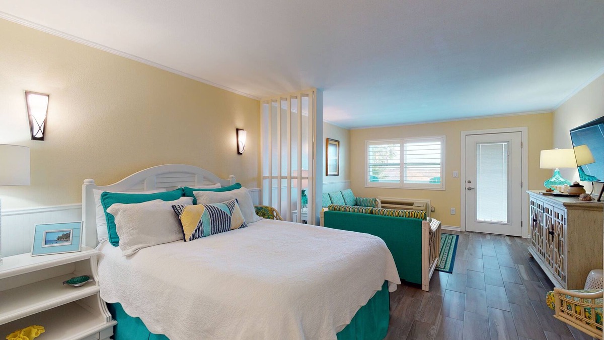 Port Aransas Condo | Studio Condo in Town, Near Beach, Shared Pool and Hot Tub