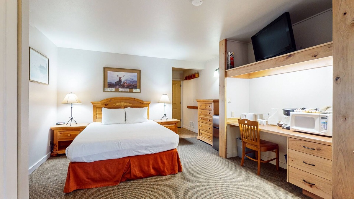 Bend Apartment | Studio condo with access to shared pools, hot tubs, close to Mt. Bachelor