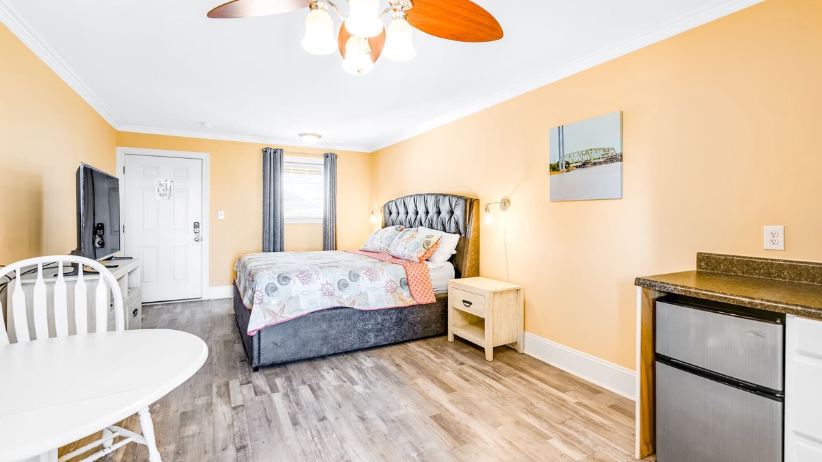 Surf City Apartment | Studio condo with ocean views, pool, deck, & central AC