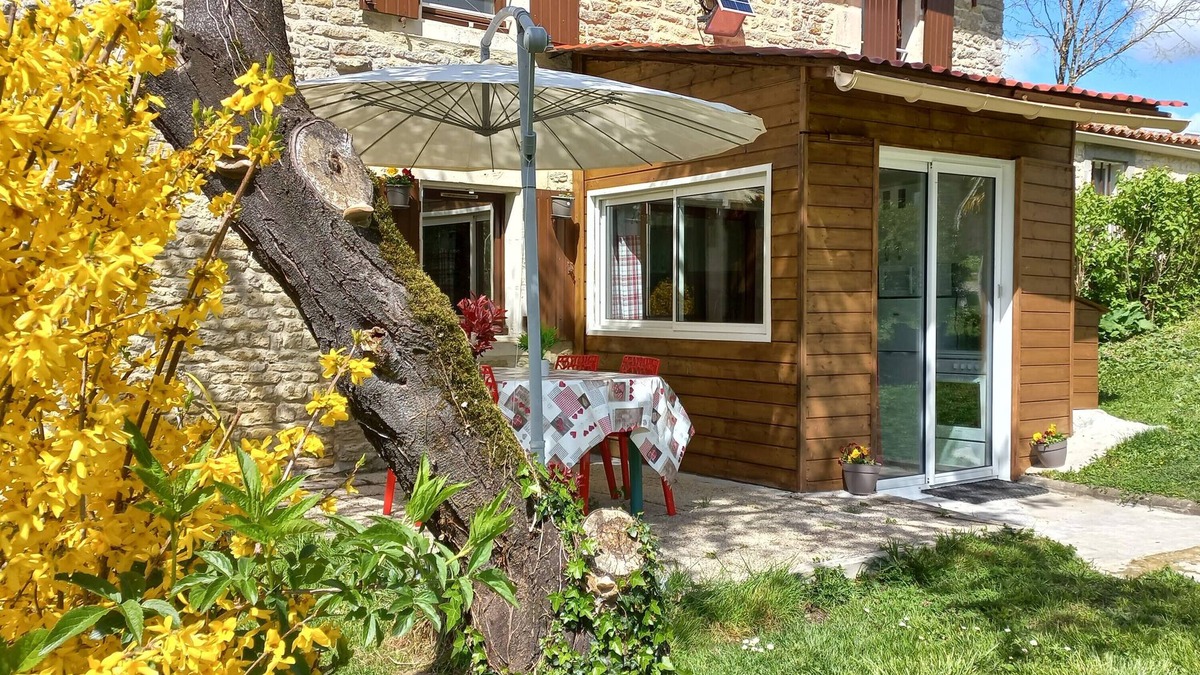 Genouille Apartment | Studio 'Corail' with Private Terrace, Shared Garden and Wi-Fi