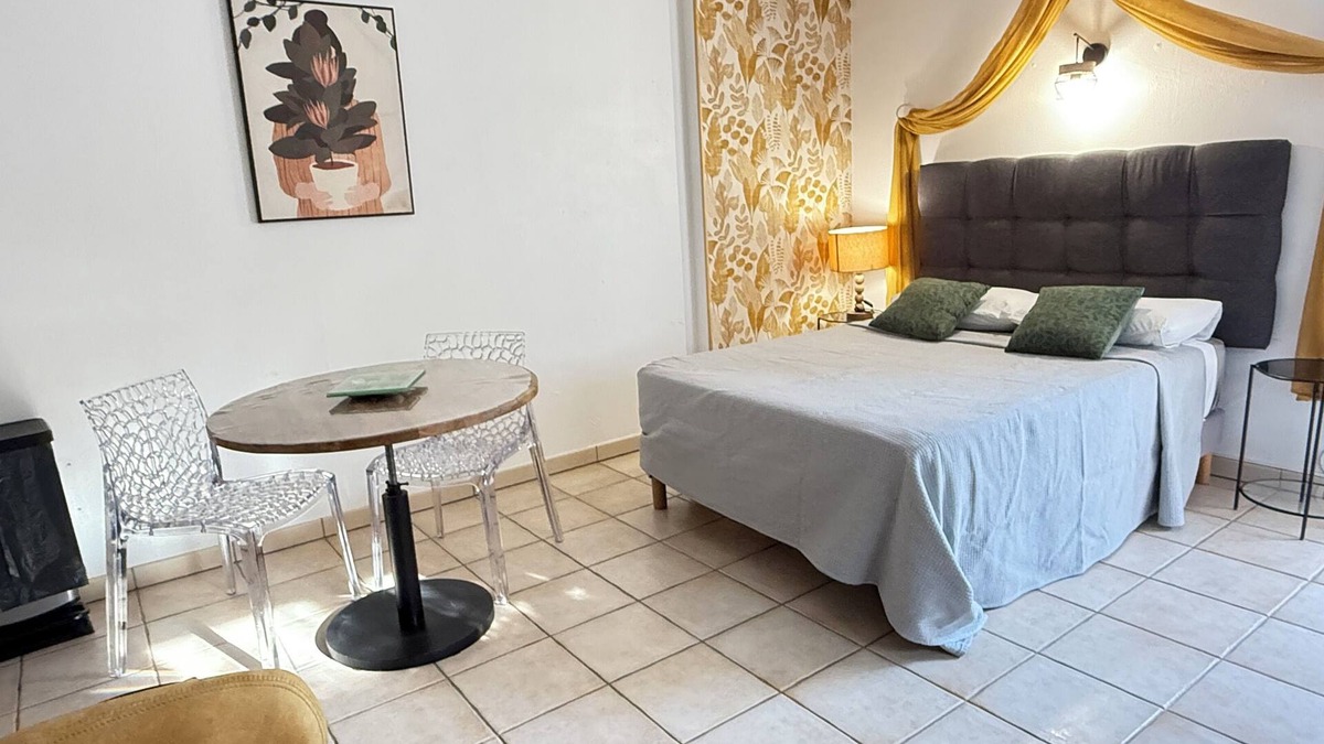 Panatieri Apartment | Studio Corté, private terrace, parking and air conditioning near the town center