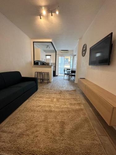 Liberation Apartment | Studio cosy avec balcon - Tramway au pied, proche centre