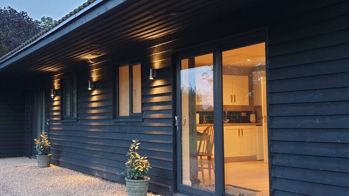 Grimsby Cottage | Studio Cottage in Lincolnshire, The Chicken Coop, close to Cleethorpes Beach
