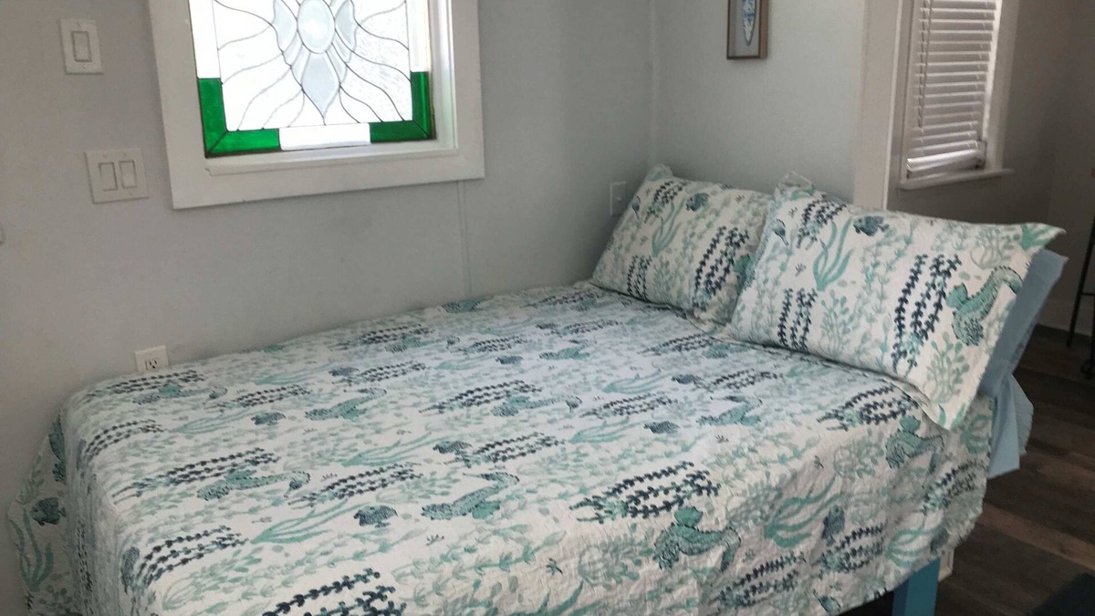 Bayport Apartment | Studio Cottage on quiet road in Beautiful Bayport.