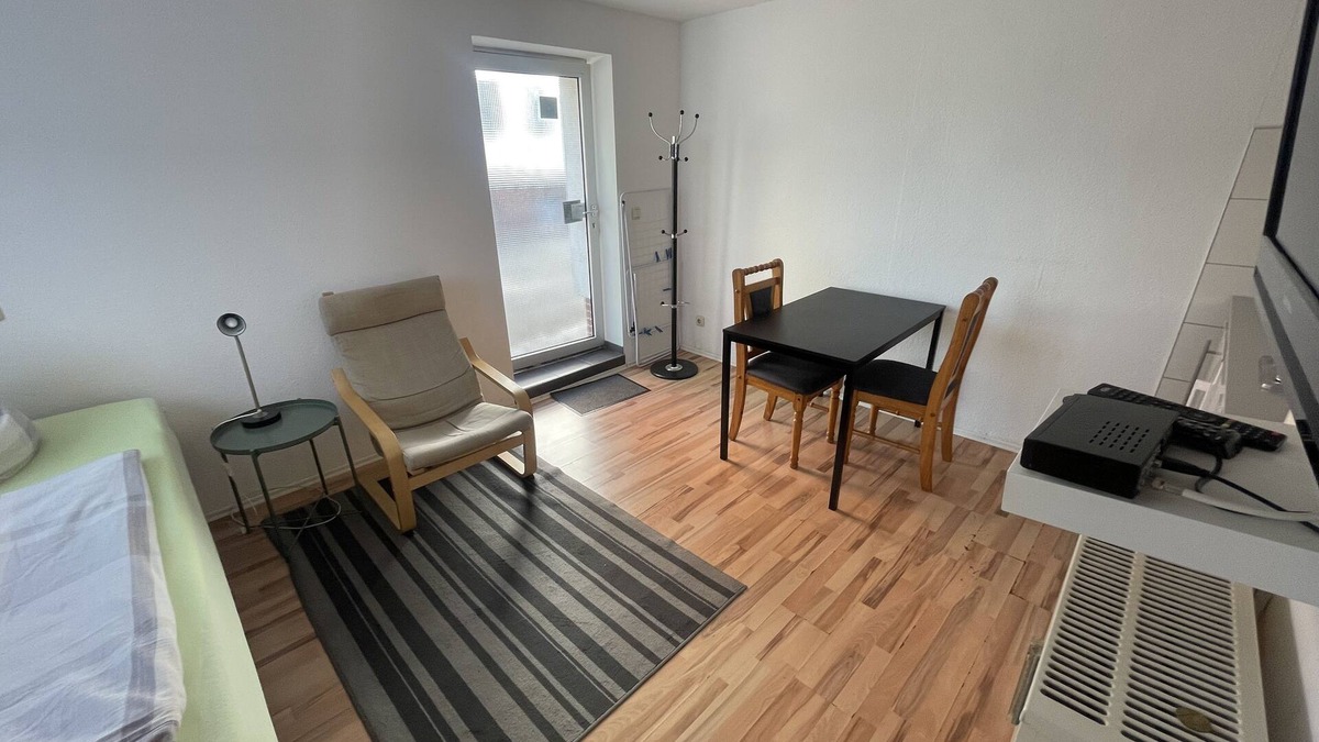 Fuldabruck Apartment | Studio-Budget-Private Bathroom-Street View-Studio 1 Bett EG