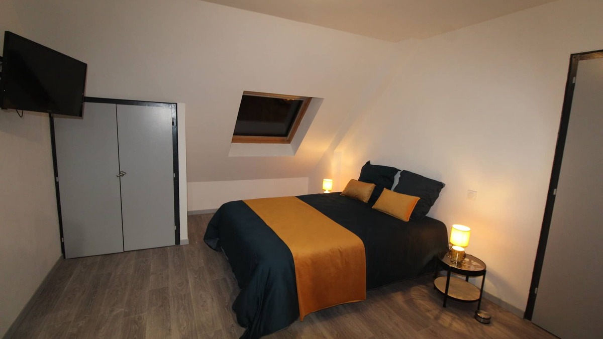 Loudeac Apartment | STUDIO EAST private kitchen and bathroom wc