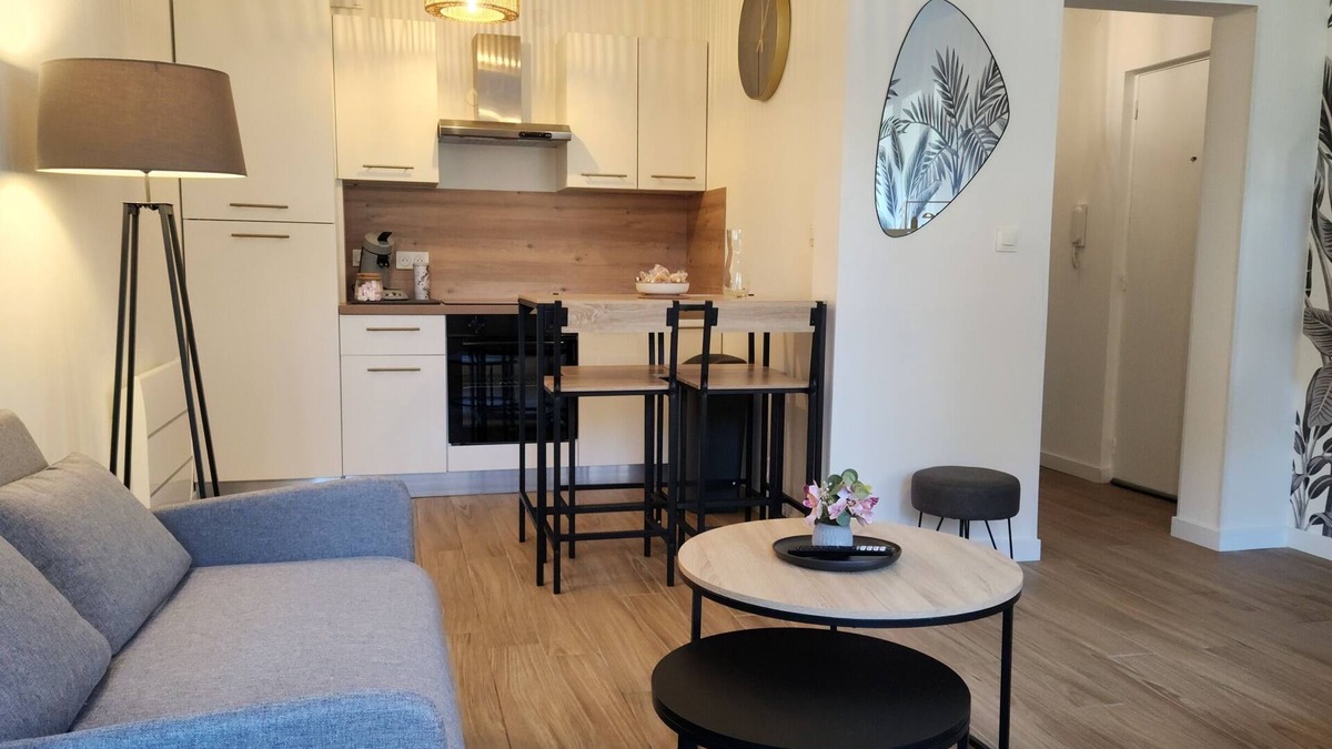 Hagondange Apartment | Studio-Ensuite with Shower-Street View-Le nid Coco