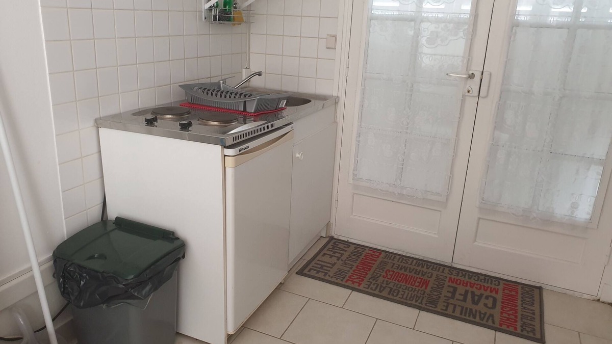 Issoudun House | Studio equipped with all comforts with location for vehicle near shops