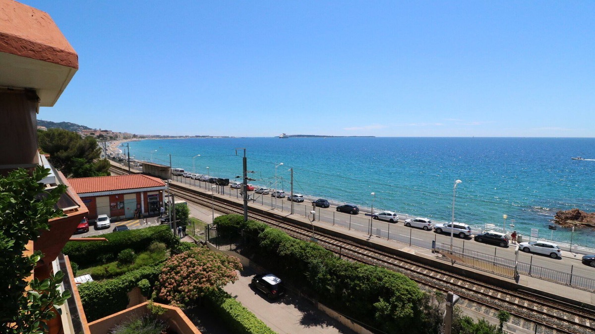Cannes La Bocca Apartment | Studio facing the sea Panoramic view. Direct access to the beach