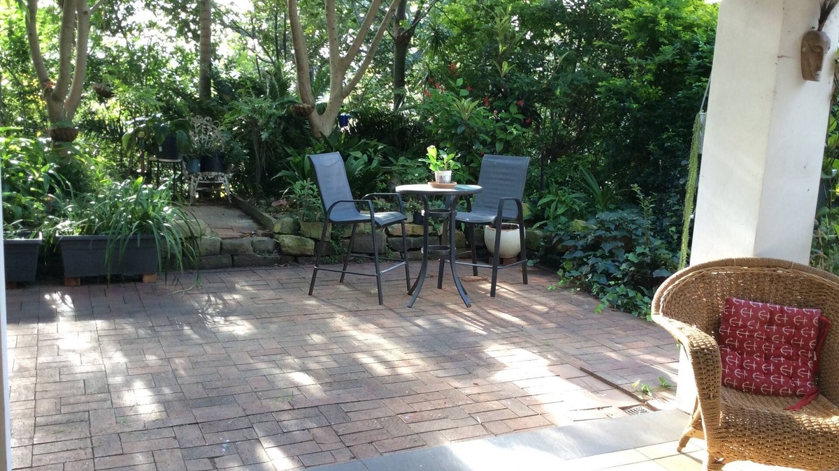 Mangerton Apartment | Studio flat in Leafy suburb close to city