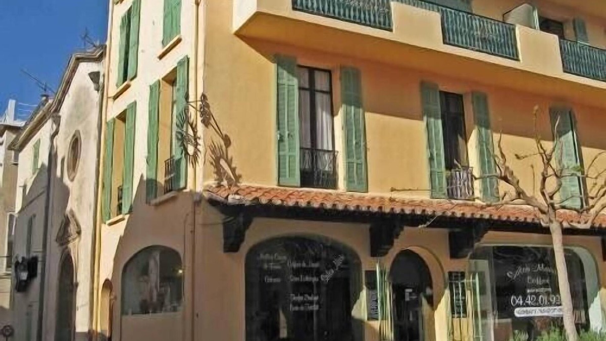 Cassis Apartment | Studio flat with mezzanine 100m from the sea