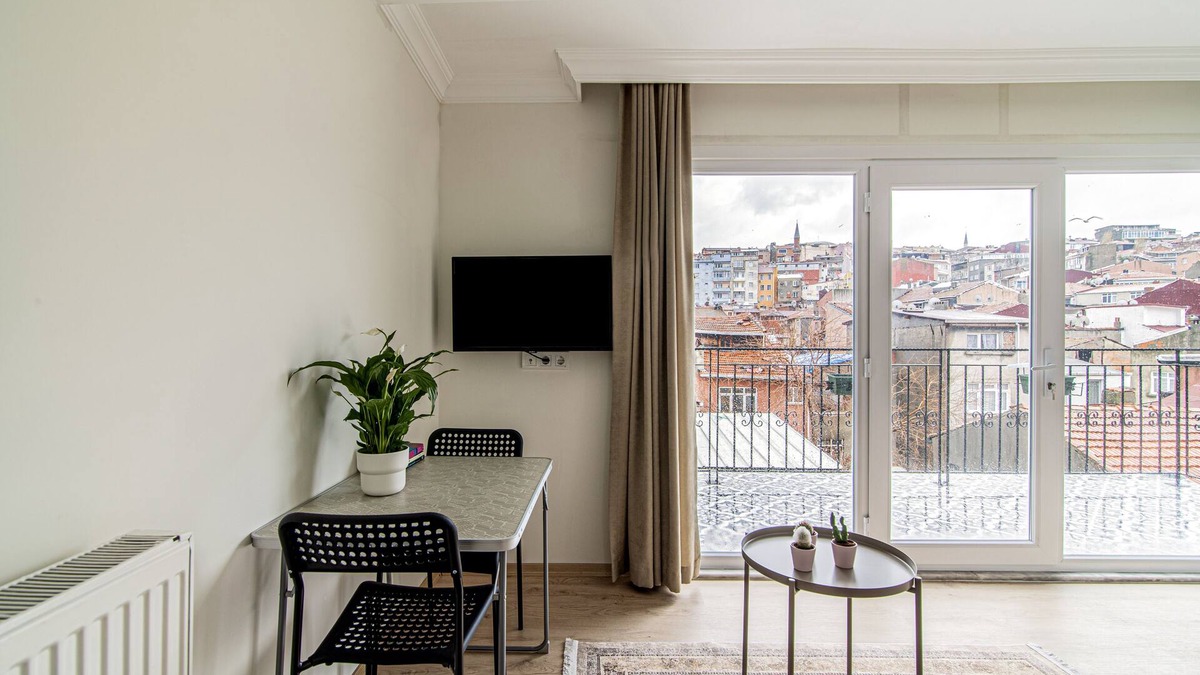 Istanbul City Center Apartment | Studio Flat with Terrace in Balat, Fatih