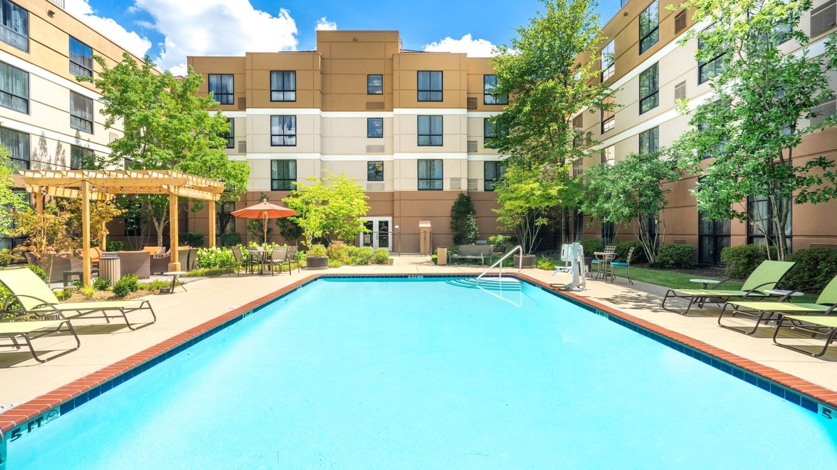 White Station Apartment | Studio | Free Breakfast. Outdoor Pool. Gym.
