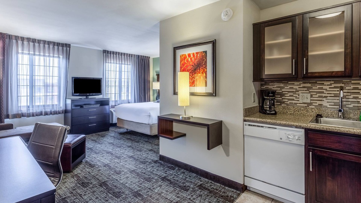 Davenport Apartment | Studio | Free Breakfast, Indoor Pool & Hot Tub