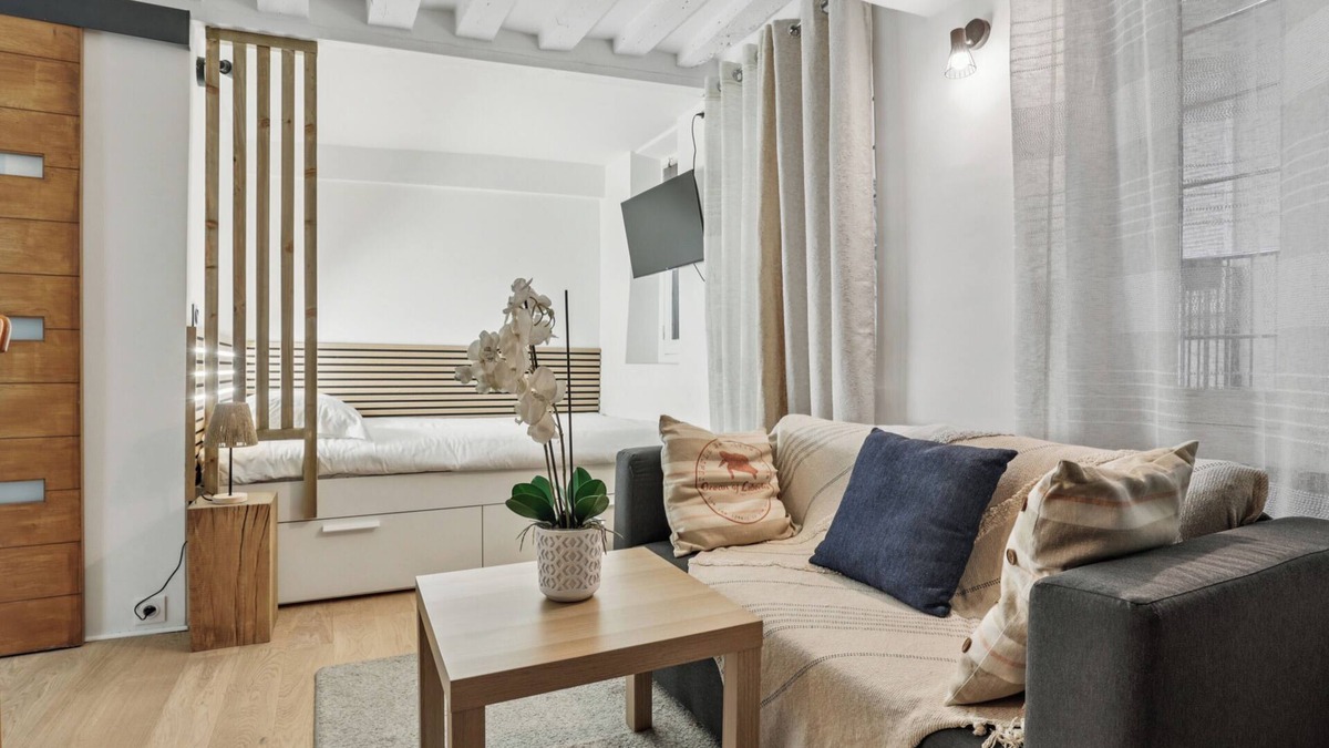 2nd Arrondissement Apartment | Studio Herold - Place de Victoires by B'Your Home