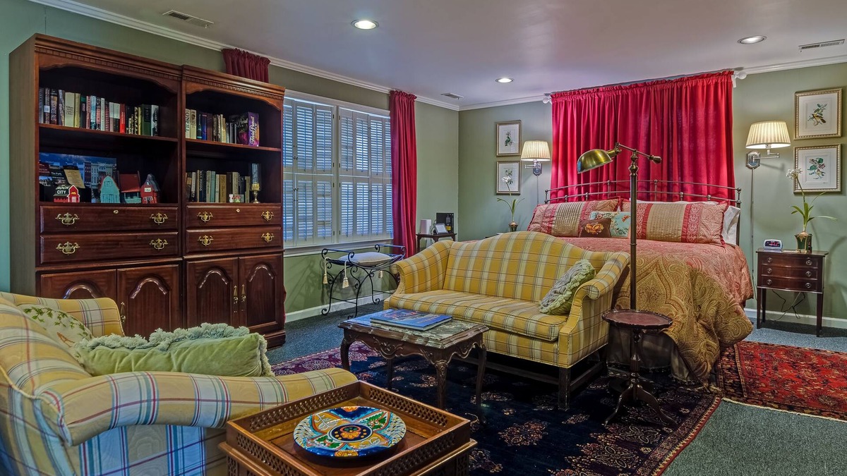 Franklin House | Studio Home, Walk to Downtown Franklin, Pets, Big Yard & Operated by Locals