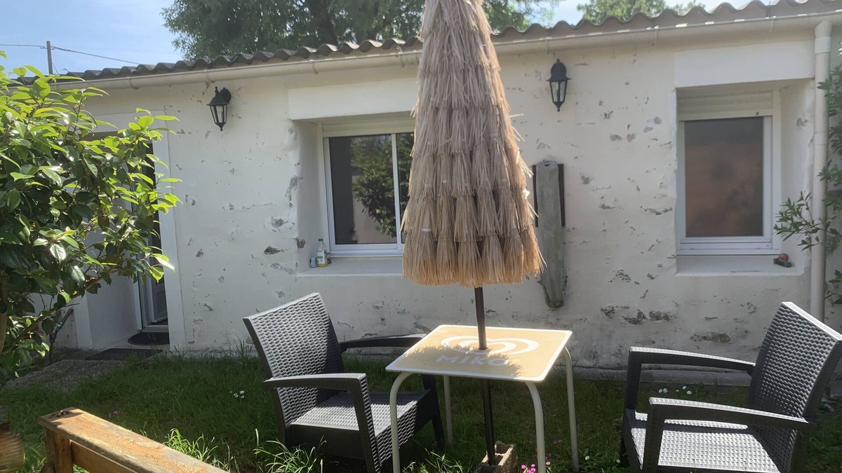 Landeronde Apartment | Studio in the countryside near the sea