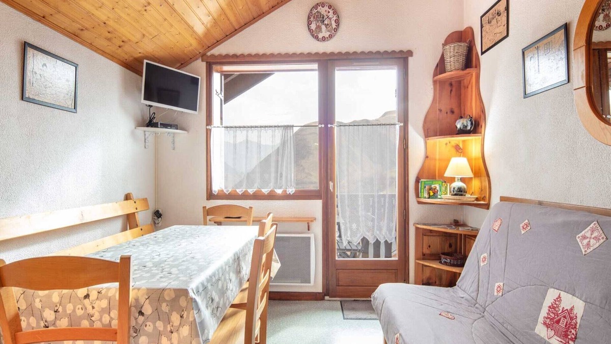 Saint-Sorlin-d'Arves Apartment | Studio in Saint-Sorlin near Ski Slopes